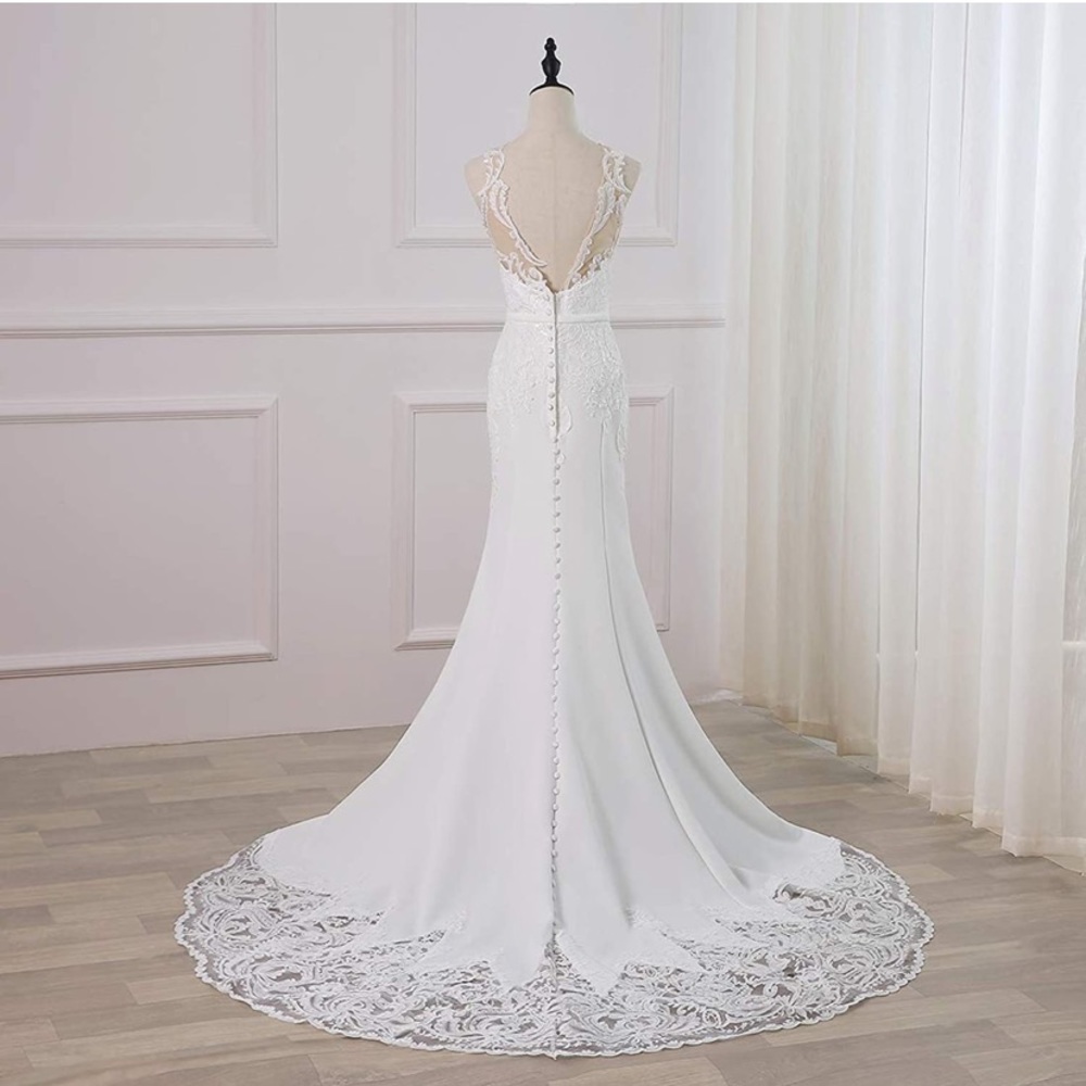 Never worn wedding dress - Picture 2 of 2